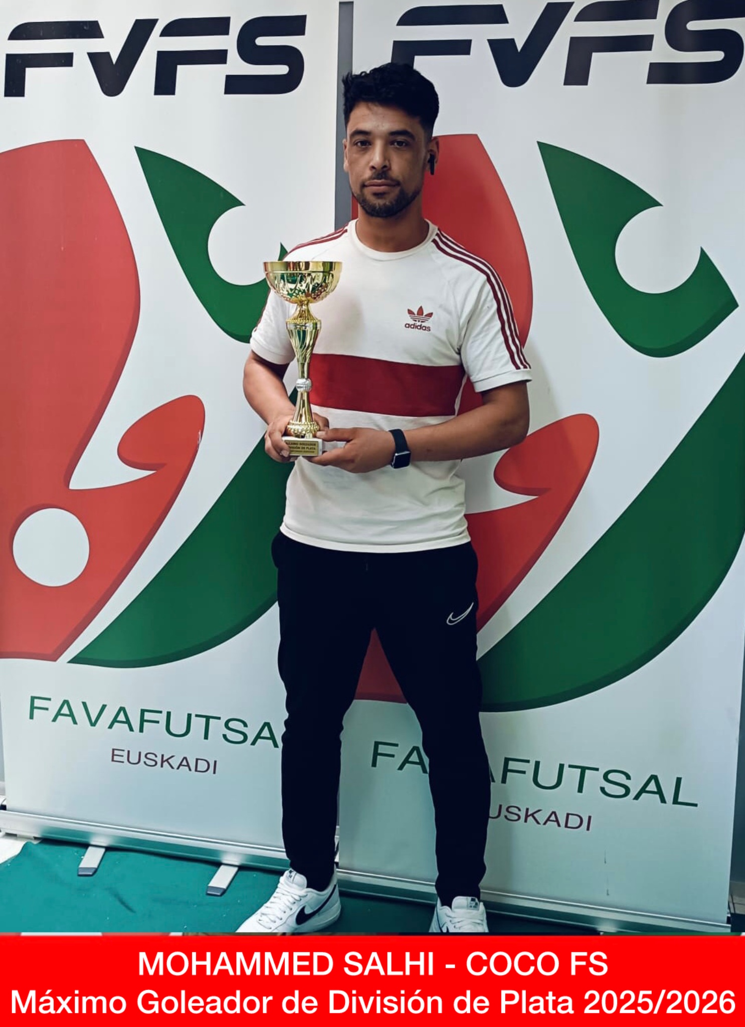Entrega de trofeos. Premiación de Mohammed Salhi del equipo Coco FS, máximo goleador de División de Plata 2025/2026.