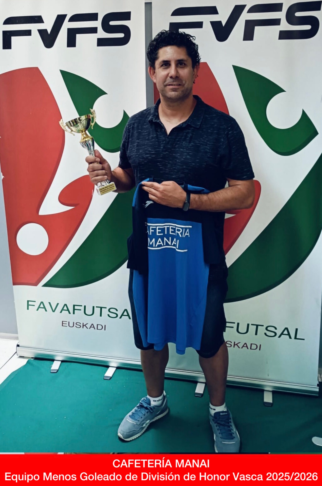 Entrega de trofeos. Premiación de Cafetería Manai como equipo menos goleado de División de Honor Vasca 2025/2026.