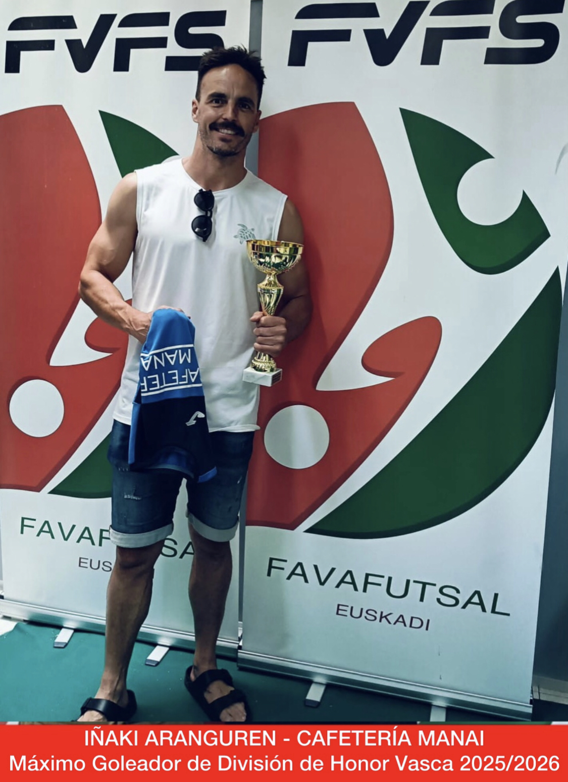 Entrega de trofeos. Premiación de Iñaki Aranguren del equipo Cafetería Manai, máximo goleador de División de Honor Vasca 2025/2026.