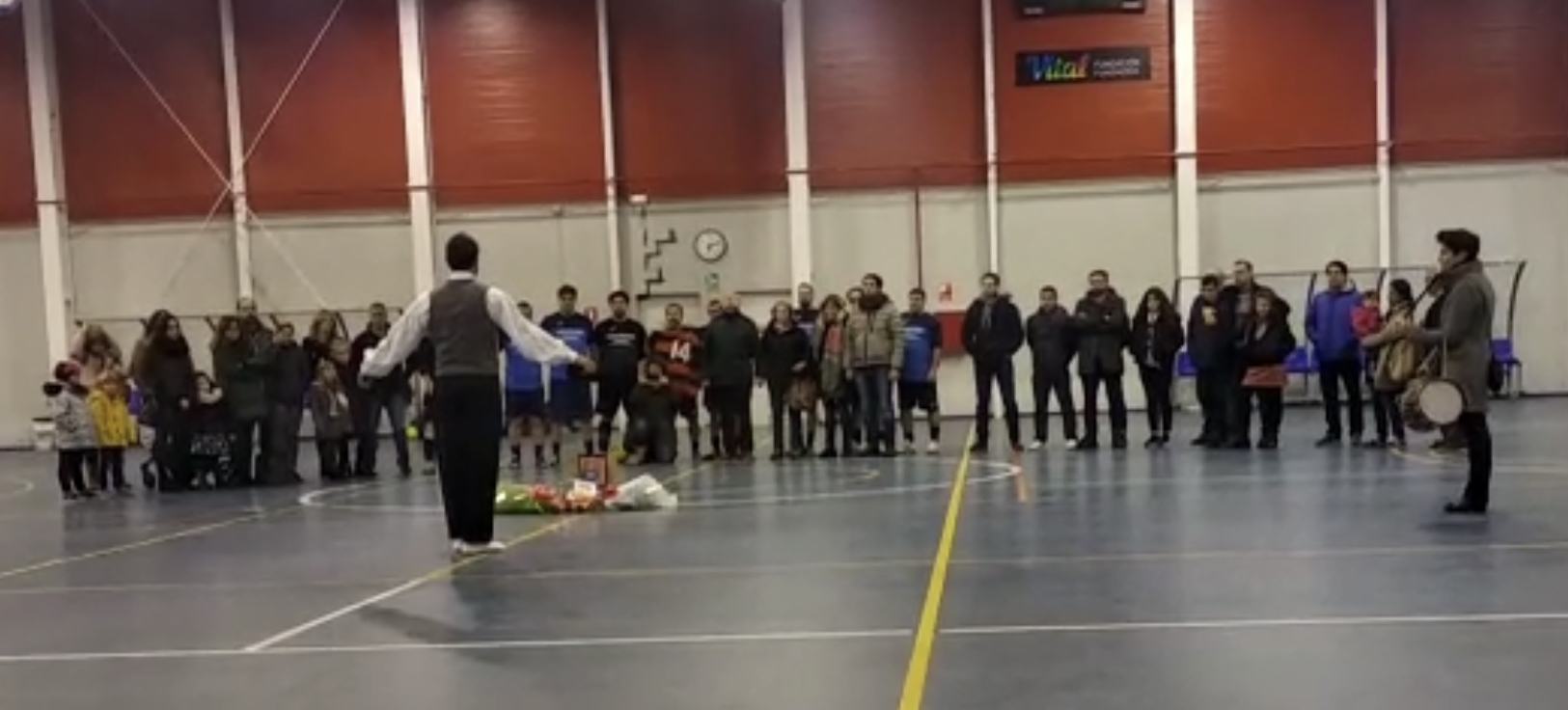 Sentido homenaje del equipo Cafetería Manai a su jugador Mikel Fernandez Etayo.