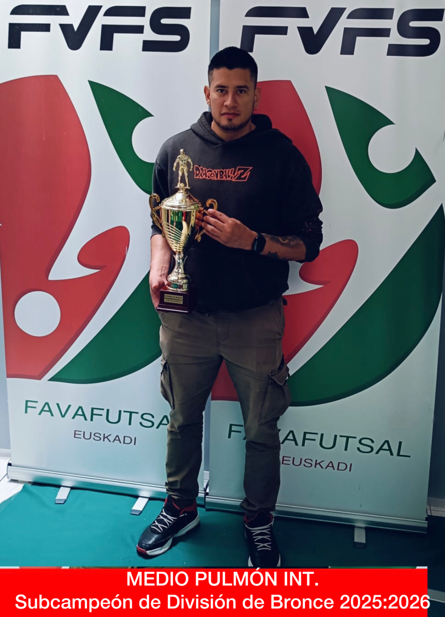 Entrega de trofeos. Premiación del equipo MEDIO PULMÓN INT., Subcampeón de División de Bronce en la temporada 2025/2026.