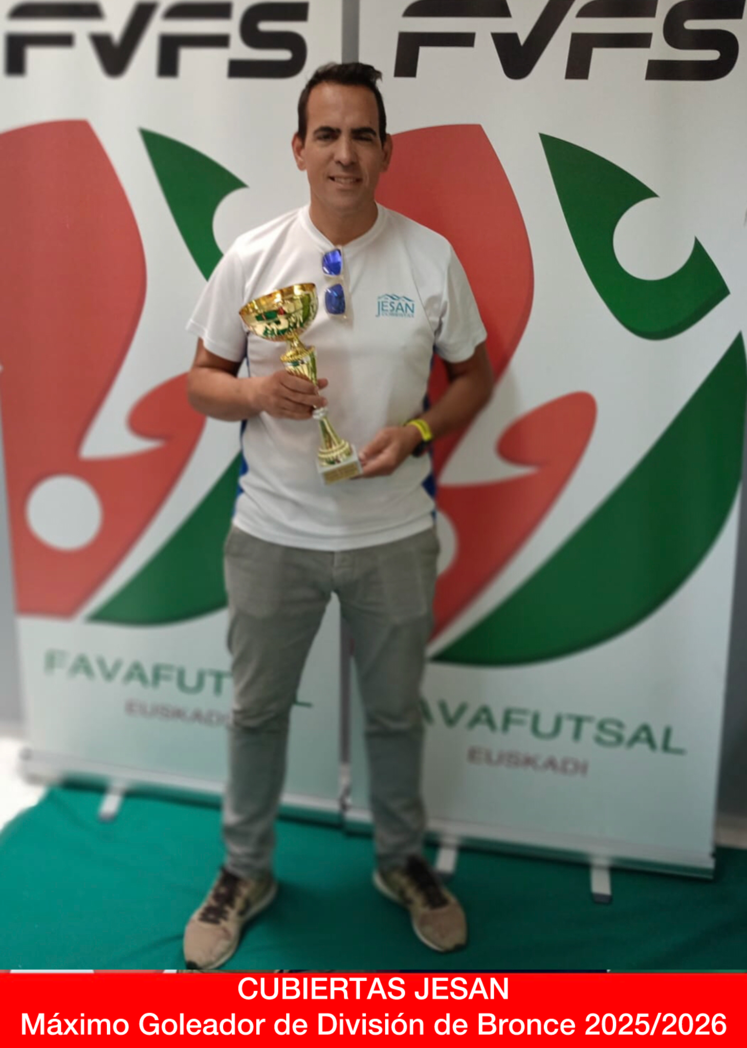 Entrega de trofeos. Premiación de Ander González del equipo Cubiertas Jesan, máximo goleador de División de Bronce 2025/2026.