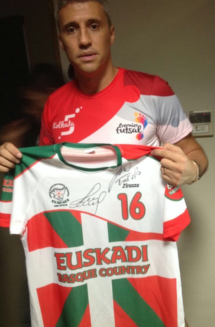 El astro argentino Hernán Crespo, muestra su apoyo a FAVAFUTSAL firmando y posando con la camiseta de la selección de Euskadi.