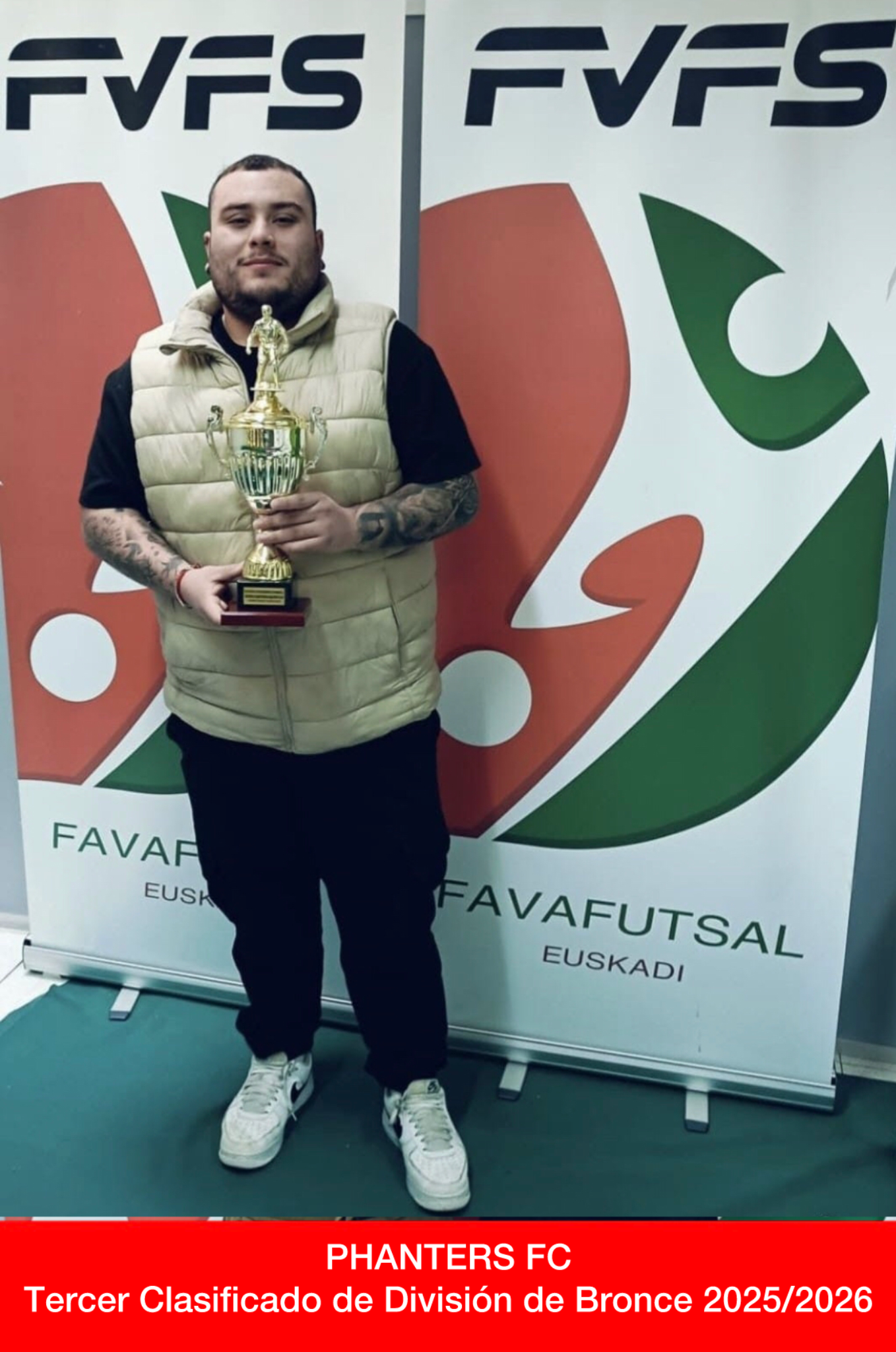 Entrega de trofeos. Premiación del equipo PHANTERS FC, como Tercer clasificado de División de Plata en la temporada 2025/2026.