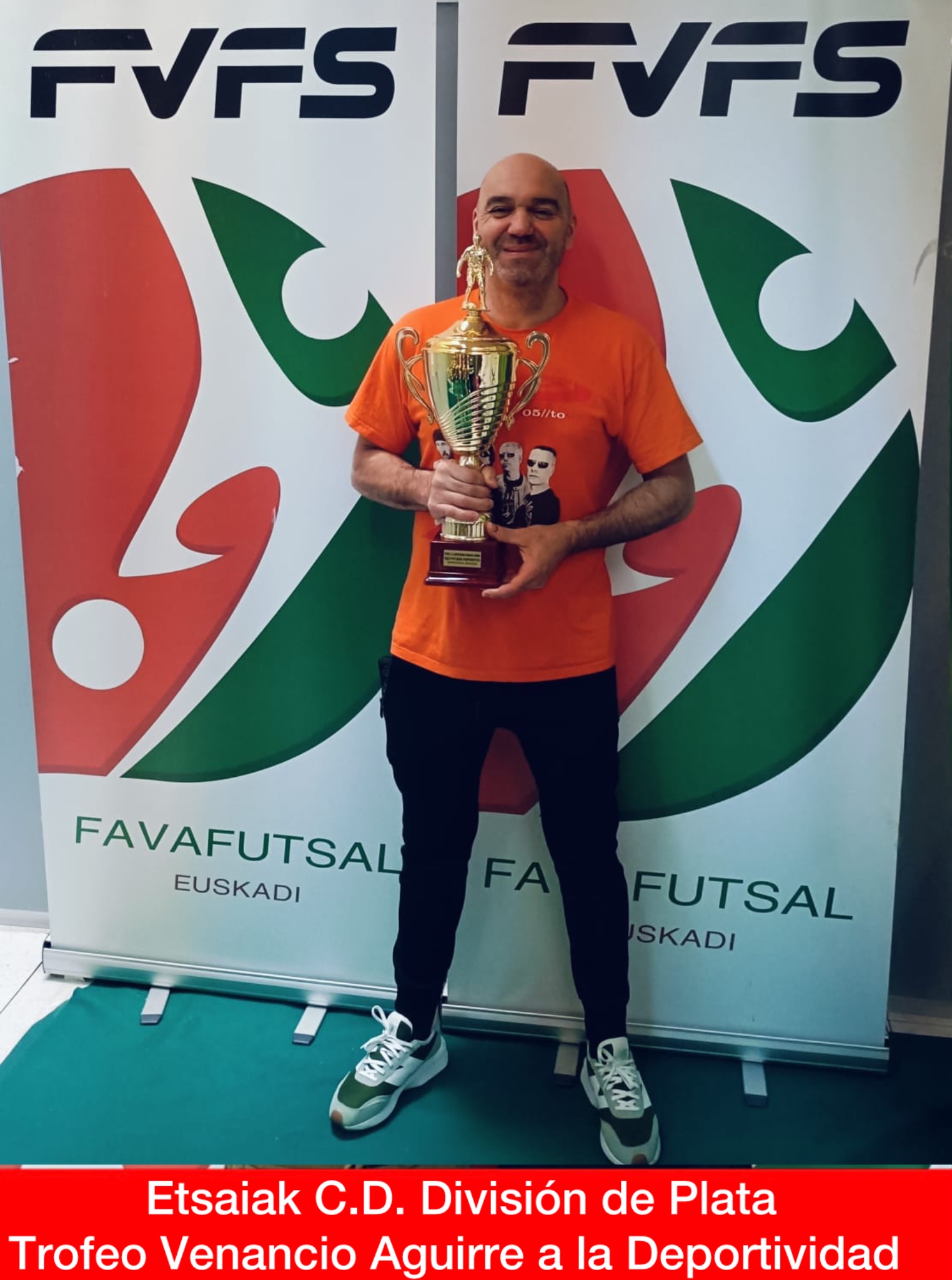 Entrega de trofeos. Premiación del equipo ETSAIAK C.D, Trofeo Venancio Aguirre al FairPlay como equipo más Deportivo de todas las categorías de la entidad en la temporada 2025/2026.