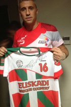 El astro argentino Hernán Crespo, muestra su apoyo a FAVAFUTSAL firmando y posando con la camiseta de la selección de Euskadi.