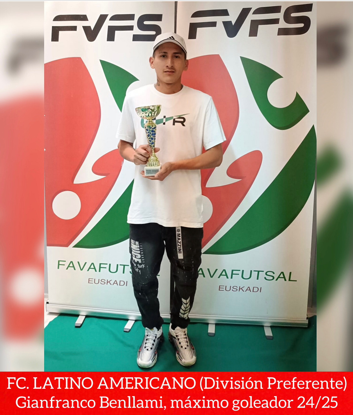 Entrega de trofeos. Premiación de Gianfranco Benllami del equipo F.C. Latino Americano, máximo goleador de División Preferente 2024/2025.