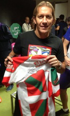Michel Salgado, muestra su apoyo a FAVAFUTSAL, firmando y posando con la camiseta de nuestra selección de Euskadi.
