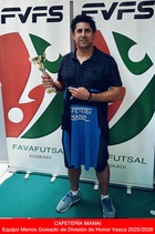 Entrega de trofeos. Premiación de Cafetería Manai como equipo menos goleado de División de Honor Vasca 2025/2026.