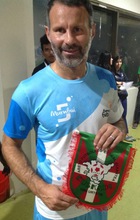 Ryan Giggs , leyenda del Manchester United, muestra su apoyo a FAVAFUTSAL posando con nuestro escudo y firmando la camiseta de la selección de Euskadi de Futsal.